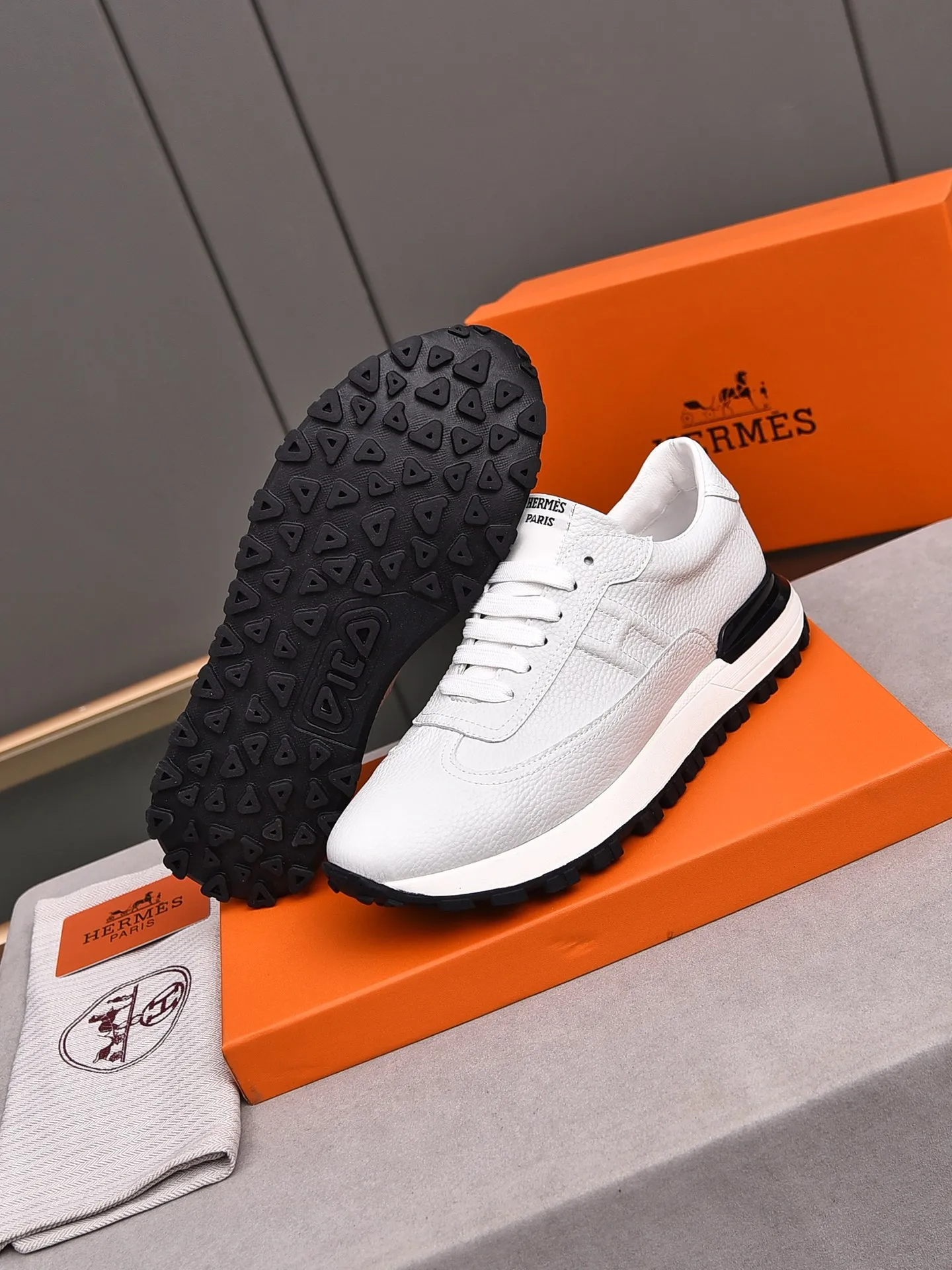 📛📛📛PPP440 (Hermes)🆕Men's color-blocked sneakers with textured calfskin details. Spliced ​​with original cowhide, this shoe draws inspiration from the equestrian world, integrating technical details and practical functions. Breathable sheep lining, original combination outsole, high-end quality, and every detail is perfectly combined! Size: 38-44 (45 can be customized)